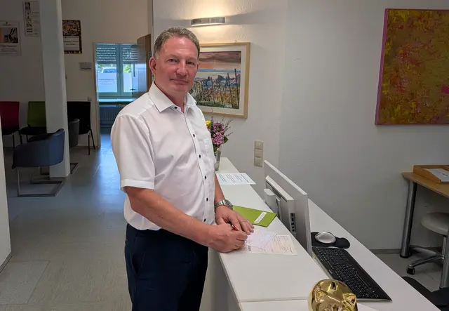 Wolfgang Schöller in seiner Außenstelle in Moos. Jeder fünfte Patient kommt derzeit wegen eines akuten Falls in seine Praxis. Er begrüßt die telefonische Krankmeldung, weil sie die Hausärzte entlastet. | Foto: Sebastian Ridder