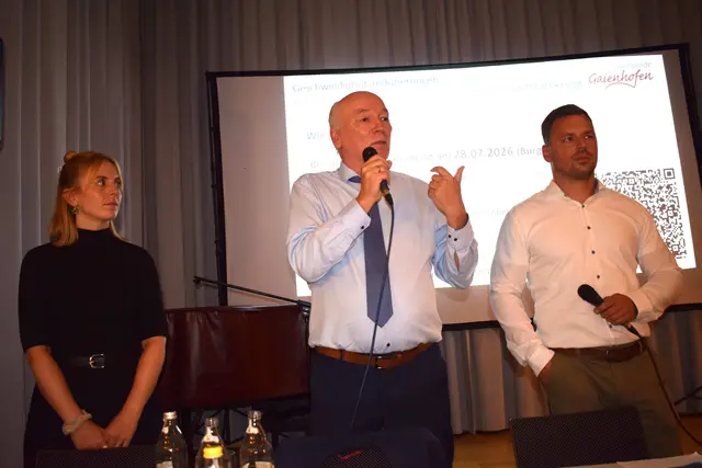 Bei einer Bürgerinformation am 21. Juli im Bürgerhaus Gaienhofen informierten Jana Hesse vom Planungsbüro Rapp Bürgermeister Jürgen Maas und Michael Greineck vom Landratsamt Konstanz (von links) über das Ergebnis der freiwilligen Lärmkartierung, die der Gemeinderat im Sommer 2025 in Auftrag gegeben hatte. | Foto: Achim Holzmann