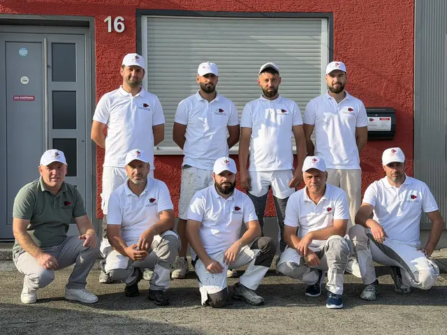 Ein Teil des zwölfköpfigen Teams von Sahit Berisha vor dem Gebäude in der Grubwaldstraße in Singen. | Foto: Juleda Kadrija