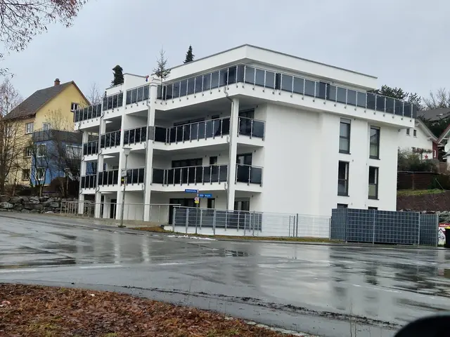 Zu den Aufgaben des Unternehmens gehören unter anderem die Altbausanierung sowie der Außenputz, der auf diesem Foto fertiggestellt wurde. | Foto: Stuckateur Berisha