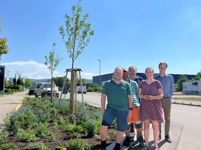 Ein Teil des Projekt-Teams beim Besuch der fertiggestellten Baumquartiere (von links): Mike Koppenhöfer, Rochus Rudolf, Michael Okle (Technische Dienste), Alena Hayer (Stabsstelle Klimaschutz und Klimaanpassung) und Felix Stähler (Grün &amp; Gewässer).  | Foto: Stadt Singen