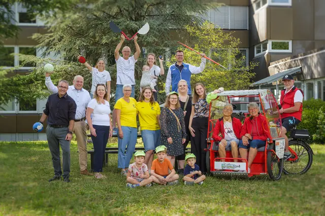 Gemeinsam erfolgreich: Vertreter von fünf erfolgreichen Herzensprojekten aus der Region Hegau-Bodensee freuen sich gemeinsam mit der Thüga Energie über die gelungene Aktion. Insgesamt konnten zehn Vereine und Initiativen aus den Regionen Hegau-Bodensee, Rhein-Pfalz und Allgäu-Oberschwaben gemeinsam mit 402 Unterstützern 29.566 Euro (inklusive Thüga Energie Spendentopf) für ihre Projekte sammeln. | Foto: Frank Müller