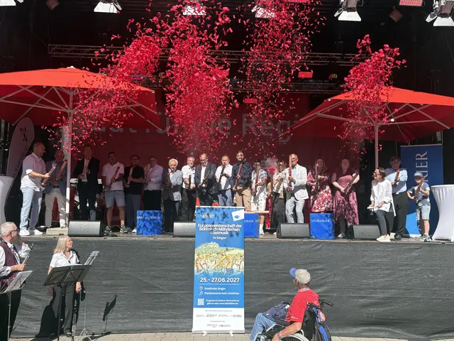 Mit einem Konfettiregen eröffneten Organisatoren, Unterstützer und Sponsoren das diesjährige Singener Stadtfest. | Foto: Tobias Lange