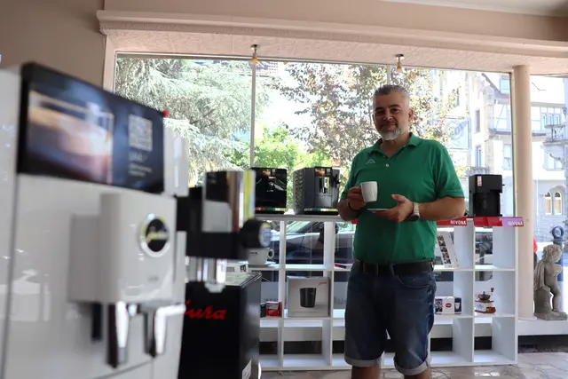 Loisi Pino reparierte die ersten Kaffeeautomaten noch zu Hause. Seit 20 Jahren verkauft und repariert der Experte nun verschiedenste Marken in seinem Fachgeschäft. | Foto: Sebastian Ridder