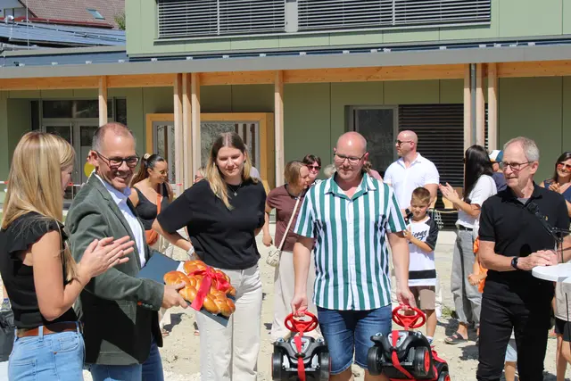 Von links: Anika Specker (Leiter Kita Sonnenfalter), Bürgermeister Thorsten Scigliano, Danielle Kryszon (Architektin bei "Riede Architekten"), Enrico Reif (Architekt bei "Riede Architekten"), Wolfgang Riede (Architekt und Gründer von "Riede Architekten") | Foto: Eron Metolli