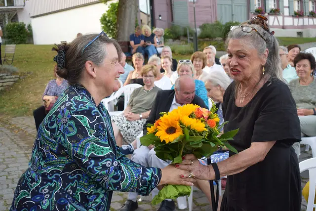 Blumen für die Künstlerin: Zur Eröffnung der Ausstellung «Refugium – Exil. Angela Becker-Fuhr. Malerei auf Papier» überreichte die Museumsleiterin Dr. Yvonne Istas (links) der Künstlerin einen Blumenstrauss.  | Foto: Achim Holzmann