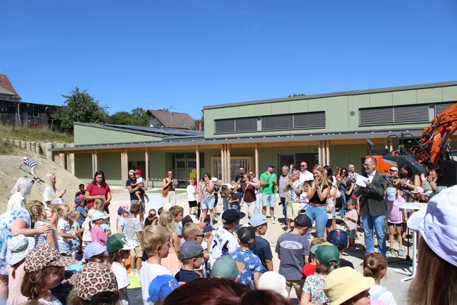 Die Kinder, die künftig die neue Kita „Sonnenfalter“ besuchen, unterhielten die Gäste und ihre Eltern sowie Anika Specker, Leiterin der Kita Sonnenfalter, und Mühlingens Bürgermeister Thorsten Scigliano mit einem gemeinsamen Lied. | Foto: Eron Metolli