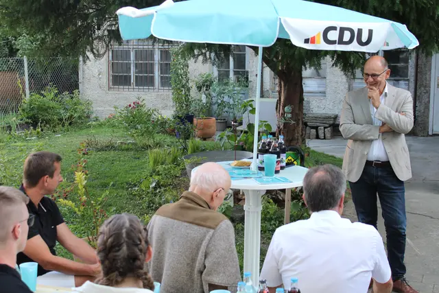 Singens CDU-Oberbürgermeister Bernd Häusler stellt sich den Fragen der Anwesenden im Dialog- und Informationsformat "After Work" in der Singener Kreistagszentrale der CDU. | Foto: Eron Metolli