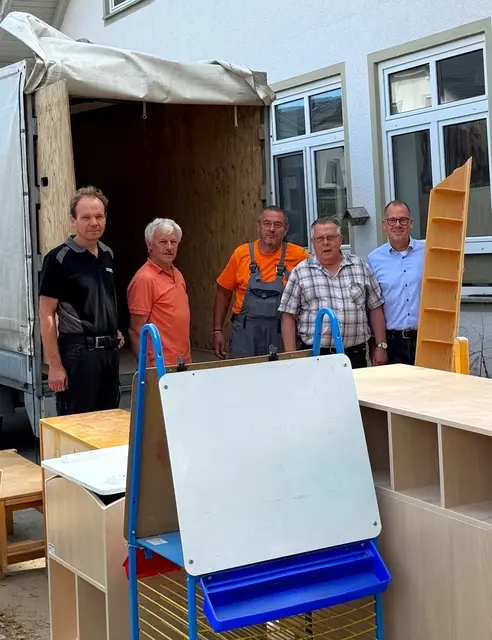 Beim Einladen der Möbel. | Foto: Gemeinde Mühlingen