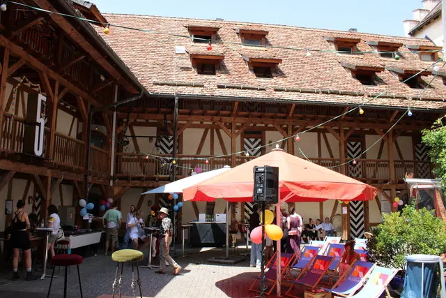 Zum fünfjährigen Jubiläum von Schloss Blumenfeld kamen zahlreiche Gäste im Schlosshof zusammen, um den Zukunftsort und die Menschen zu feiern, die ihn mit Leben füllen. | Foto: Eron Metolli