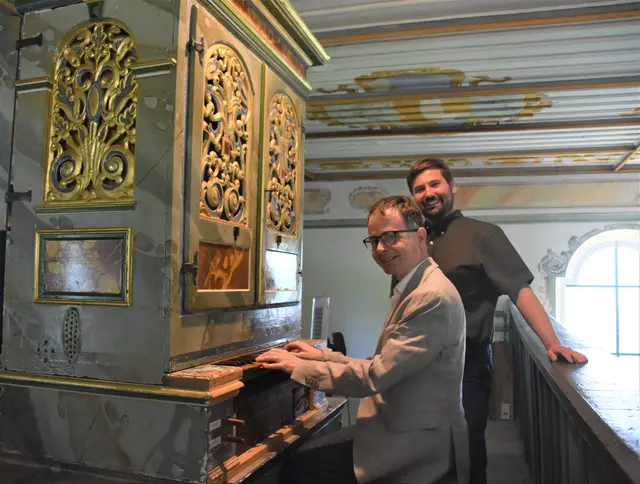 Kantor und Barockorganist Zeno Bianchini (links) und Stadtarchivleiter Julian Windmöller an der historischen Pflegerorgel in der Loreto-Kapelle, die beim Tag des offenen Denkmals im Fokus stehen und erklingen wird.  | Foto: Philipp Findling
