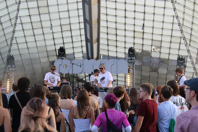 Die Band Rosmarin sorgt trotz mäßigem Andrang für gute Laune bei den Besucherinnen und Besuchern der Bodensee Beats. | Foto: Eron Metolli