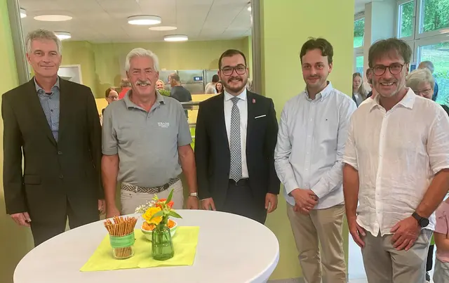 Freude, Stolz und Dankbarkeit finden sich anlässlich der Mensa-Eröffnung der Grundschule in Tengen auf den Gesichtern von Konrektor und kommissarischen Schulleiter Frank Aden, Großküchen-Vertriebschef Harald Franz, Bürgermeister Selcuk Gök, Architekt Michael Wezstein und Benno Wezstein vom gleichnamigen Ingenieursbüro - beide ehemalige Schüler „und mit Herzblut dabei“ (von links nach rechts) | Foto: Bernhard Grunewald