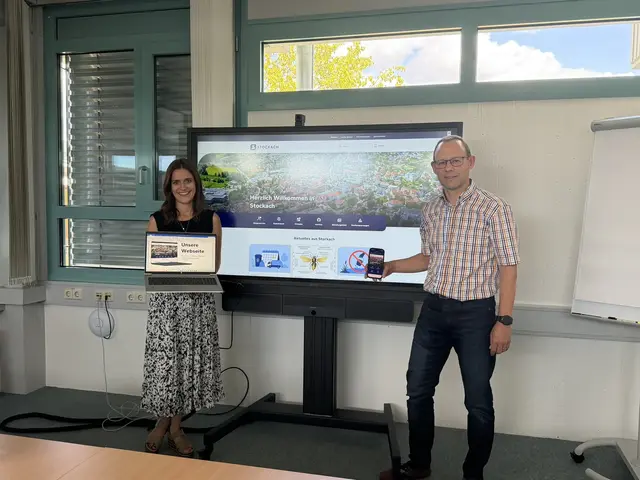 Ab sofort ist die neue Homepage der Stadt Stockach online. Darüber freuen sich Tanja Ferrari (Projektteam) sowie Thorsten Keller (Projektleiter).  | Foto: Juleda Kadrija