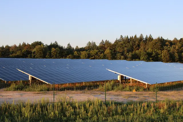 Der E.ON-Solarpark bei Mühlhausen-Ehingen produziert bereits Strom aus Sonnenenergie. Ein geplanter Batteriespeicher soll die erzeugte Energie künftig zwischenspeichern. | Foto: Eron Metolli