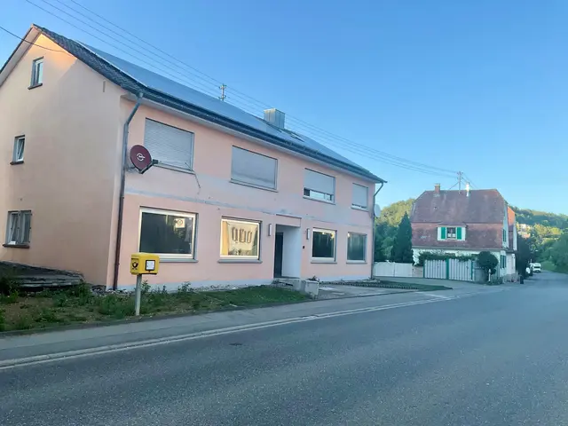 Grünes Licht für den Umbau der alten Sparkassenfiliale in der Hauptstraße 27 zu einer neuen, laut Plan ab Januar 2027 zugänglichen Hausarztpraxis gab der Gemeinderat der Stadt Aach in seiner Sitzung am Montag. Zugleich werden zwei Wohnungen im Obergeschoss renoviert. | Foto: Bernhard Grunewald