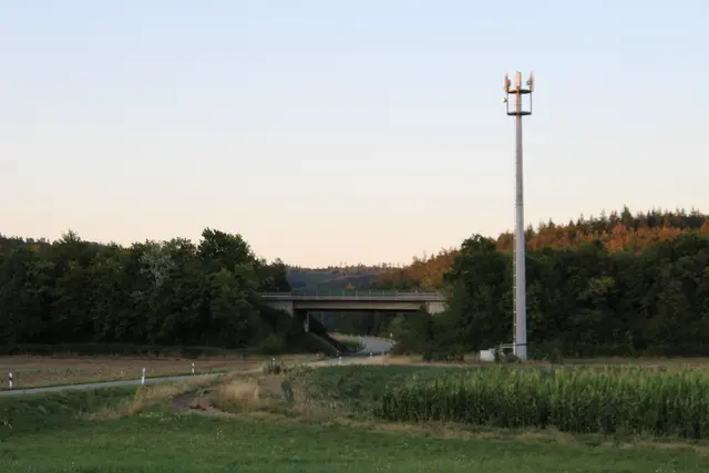 Am Standort Gerhardsreute bei Mühlhausen-Ehingen soll ein rund 14,7 Hektar großer Solarpark entstehen. Im Hintergrund sind die Brücke der A81 und ein Mobilfunkmast zu sehen, die im Planungsverfahren eine Rolle spielen. | Foto: Eron Metolli