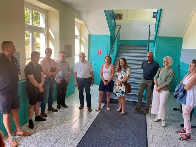 Mitglieder des Gemeinderats der Stadt Aach nahmen zusammen mit Bürgermeister Manfred Ossola (fünfter von links) die neuen Betreuungsräume und die aufgewertete Mensa in der Alten Schule in Augenschein. | Foto: Bernhard Grunewald