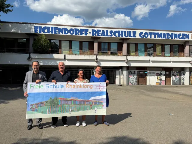 So soll nach der Fertigstellung die Freie Schule Rheinklang aussehen. Über diese Entscheidung freuen sich (von links nach rechts): Bürgermeister Michael Klinger, Architekt Wolfgang Hugo, Schulsozialarbeiterin Manuela Marciak und Schulleiterin Lydia Petrovsky. | Foto: Juleda Kadrija
