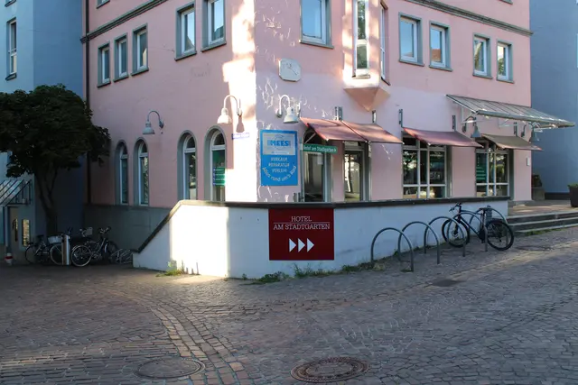 Der von der Radolfzeller Verwaltung vorgesehene Standort für einen Kinderspielplatz zur belebung der Innenstadt nahe der ehemaligen Kratt KG stand schon länger in Kritik. Nach der endgültigen Ablehnung am 28. Juli muss nun ein Alternative geprüft werden.  | Foto: Eron Metolli