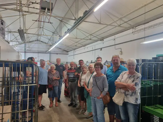 Lagerhalle der Tafel mit den Gästen am Tag der Offenen Lagertüre | Foto: Pia Schaible