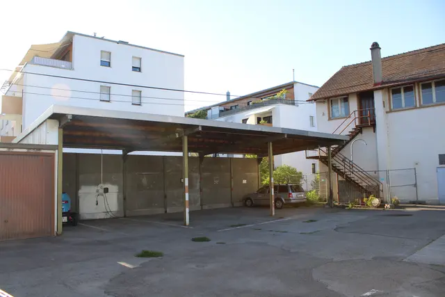 An diesem Standort in unmittelbarer Nähe der Polizeistation in Radolfzell soll künftig ein Jugendtreffpunkt entstehen. Damit wurde ein langjähriges Ziel des Jugendgemeinderates Radolfzell endlich bewilligt.  | Foto: Eron Metolli