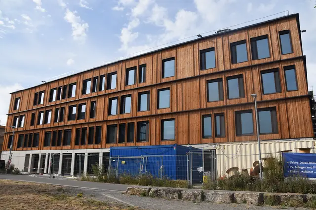 Die Bauzäune sind weg, womit nun die Holzfassade des Großprojekts BSZ Konstanz nun voll zur Geltung kommt. | Foto: Philipp Findling