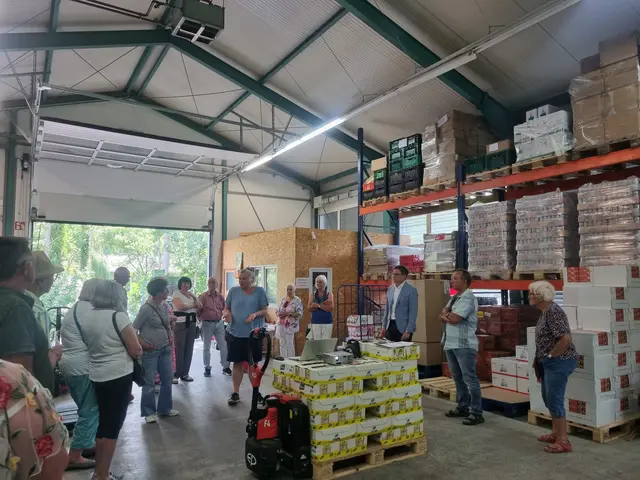 Lagerhalle der Tafel mit den Gästen am Tag der Offenen Lagertüre | Foto: Pia Schaible
