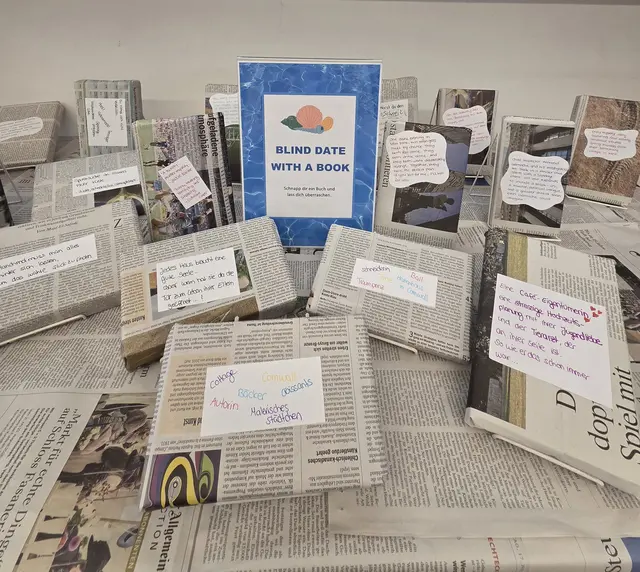 In neutrales Papier eingewickelte Bücher in der Stadtbibliothek. Nur Stichworte auf der Verpackung verraten ein bisschen etwas über den Inhalt. | Foto: Stadtverwaltung Radolfzell