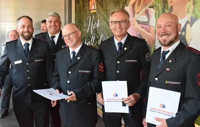 Der Kreisjugendwart Patric Grzybeck (ganz links) aus dem Landkreis Waldshut ehrte (von links nach rechts) Ralf Graiser, Sigmar Peter mit dem Kreisjugendfeuerwehrabzeichen in Gold, Stephan Löhle erhielt die Auszeichnung in Silber. Hinten zweiter von links Kreisjugendwart Andreas Zeller. | Foto: Achim Holzmann