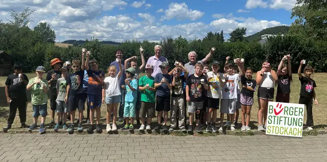 Schülerinnen undSchüler der Sonnenlandschule, im Hintergrund: Mattis Frankl (FÖJ im Umweltzentrum Stockach), Gebhard Schulz (Bürgerstiftung Stockach) und Heino Sittig (Rektor Sonnenlandschule) bei der Müllsammelaktion "Dreck Weg". | Foto: Bürgerstiftung Stockach