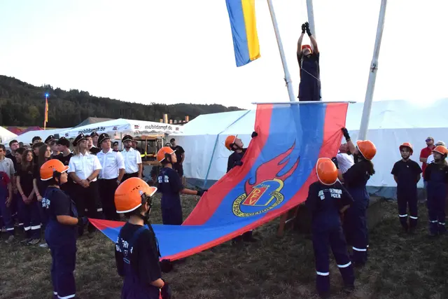 Mit dem langsamen Emporziehen der Flagge der deutschen Jugendfeuerwehr wurde das Kreisjugendfeuerwehr-Zeltlager am Mittwochabend feierlich eröffnet. 993 Teilnehmer schlagen vom 29. Juli bis zum 3. August ihre Zelte in Bohlingen auf.  | Foto: Achim Holzmann