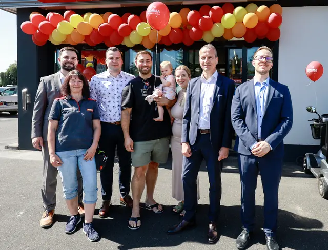 Glückliche Gesichter bei der Neueröffnung der Norma-Filiale in Radolfzell (von links): Jonathan Mews (Verkaufsleitung), Peggy Krannich (Filialleiterin), Daniel Zettler (Expansionsleitung), die Vermieterfamilie Marius, Selina und Isabella Müller, Mirco Schrameyer (Niederlassungsleiter) und Bereichsleiter Jonas Samleit. | Foto: Gerald Jarausch