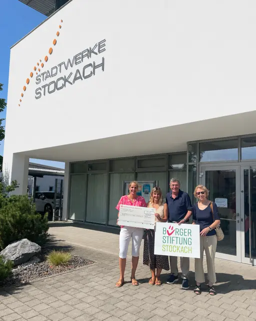 Nicole Graf ( von links) und Sandy Kramer von den Stadtwerken Stockach sowie Helmut Lempp und Edeltraud Ullmann von der Bürgerstiftung Stockach bei der Spendenübergabe. | Foto: Stadtwerke Stockach