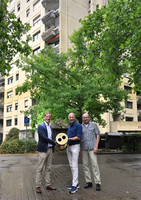 Gemeinsam für das Wärmenetz (von links): Kai Feseker, Geschäftsführer Baugenossenschaft Hegau sowie Edgar Kunz und Bene Müller, Vorstände der Solarcomplex. | Foto: Solarcomplex