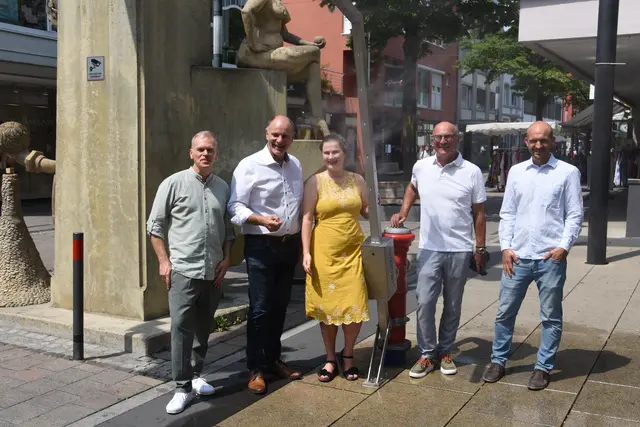 Erhielten nach dem Pressegespräch eine erste Kostprobe der neuen Nebellanze (von links): Thomas Mügge, OB Bernd Häusler, Sandra Schupp, Wilfried Trah (Singen aktiv) und Tobias Herbst.  | Foto: Philipp Findling