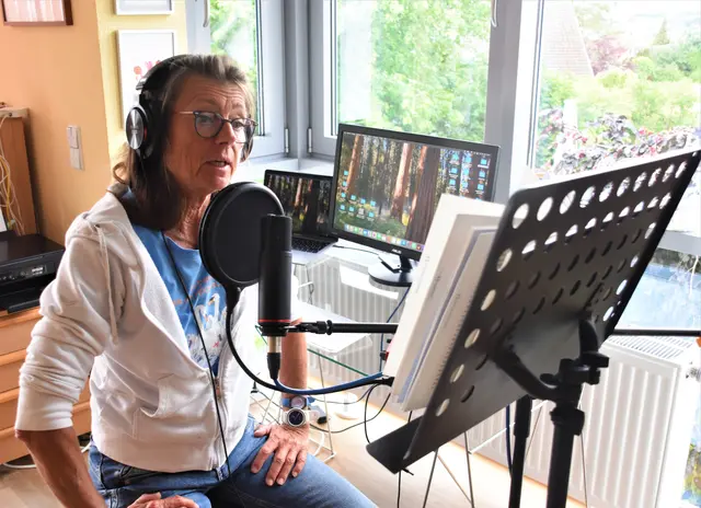 Heike Strate erzählt mit den "Höckerschwans" nicht nur eine Geschichte für Jung und Alt, sondern auch eine, mit der man einiges über die Region sowie deren Flora und Fauna lernt. | Foto: Philipp Findling