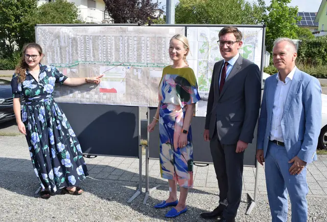 Städteplanerin Sandra Schupp erläuterte anhand der Planunterlagen das Projekt mit den zahlreichen aufeinander abgestimmten Maßnahmen. Von links nach rechts: Städteplanerin Sandra Schupp, Umweltministerin Thekla Walker, Bürgermeister Marcus Röwer und der Fachbereichsleiter Bauen Thomas Mügge. | Foto: Achim Holzmann