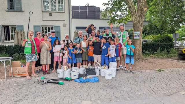 Die fleißigen Kinder, Spielplatzpatin Olga Mailänder mit ihrem Sohn Martin (blaues Shirt) mit den Stadtverschönerern in grünen Westen Gabi Glaser-Wuttke, Uwe Messer, Peter Teubner und Wolfgang Leibinger sowie Unterstützer Jürgen Grecht (in der Mitte hinten) | Foto: Stadtverschönerer Singen
