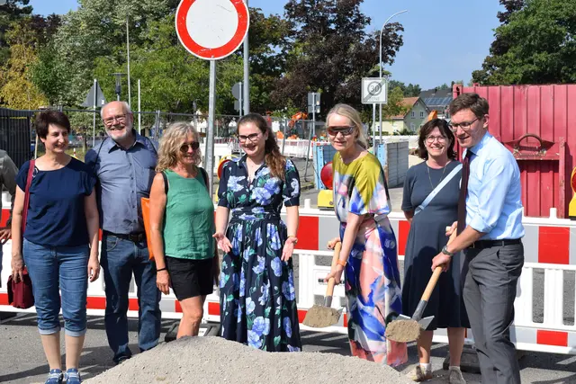 Baden-Württembergs Umweltministerin Thekla Walker (Bündnis 90, Grüne) im Bild dritte von rechts startete am Montag ihre Sommertour in Singen. Bei der bereits begonnenen Baustelle an der Masurenstrasse erfolgte für das Projekt der symbolische Spatenstich. Daneben Städteplanerin Sandra Schupp (links) und Bürgermeister Marcus Röwer (rechts). | Foto: Achim Holzmann