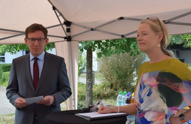 Die Sommertour von Baden-Württembergs Umweltministerin Thekla Walker (Bündnis 90, Grüne) (im Bild rechts) führt sie zu Kommunen und Projekten, die bei Klimaanpassung, Energiewende und Umweltschutz als Vorreiter gelten. Ihre Tour begann am letzten Montag in Singen. Links im Bild Bürgermeister Marcus Röwer. | Foto: Achim Holzmann