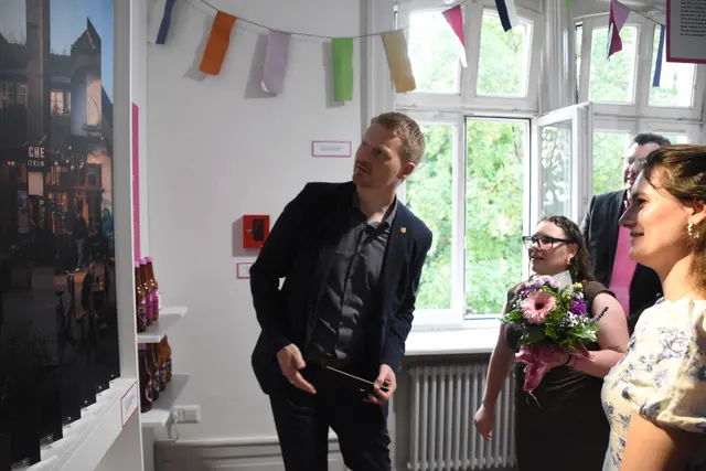OB Simon Gröger zeigt sich erstaunt darüber, wie denn Radolfzell als Party- und Universitätsstadt aussehen würde.  | Foto: Philipp Findling