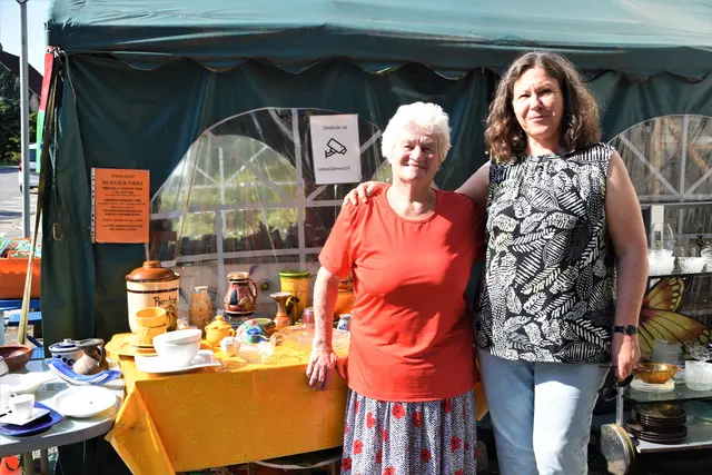 Anni Wieser (links) hat für ihren Benefizflohmarkt nun Unterstützung von Ulli Klopfer erhalten.  | Foto: Philipp Findling