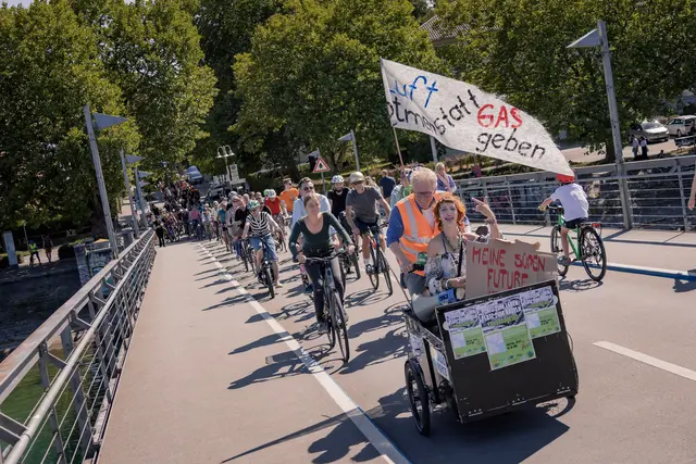 Mascha Richter und Richard Bartscher führen die Fahraddemo in Konstanz über die Rheinbrücke. | Foto: Fridays for Future Konstanz