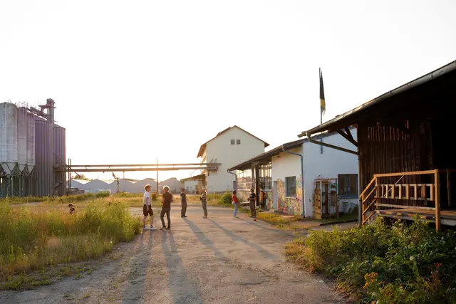 Beim 1. Filmfestival Radolfzell verwandeln sich die Räumlichkeiten des KFZ – Kunst für Zukunft in einen unkonventionellen Kinosaal. | Foto: Ana Baumgart
