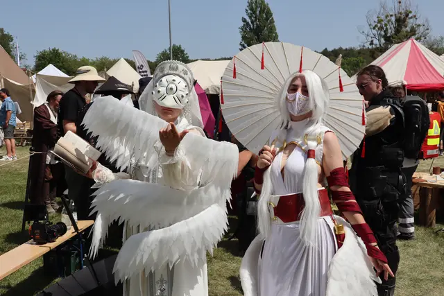 Sie haben sich bei Cosplay-Wettbewerb durchgesetzt. Die Serafinen - Engel des alten Testaments.   | Foto: Sebastian Ridder