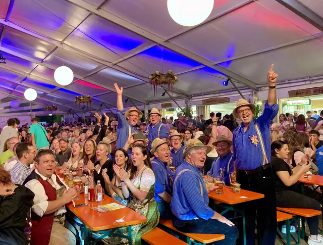 Zahlreiche Partybands und Musikkapellen werden die Festgäste im großen Festzelt ordentlich einheizen.