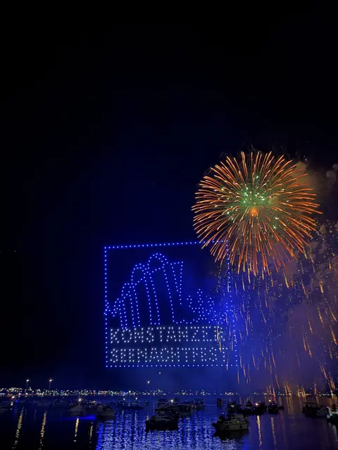 Das Seenachtsfest glänzte mit neuen Premieren. Das große Feuerwerk der Veranstaltung wartete erstmals mit Drohnen, sowie synchron gestarteten Feuerwerken auf, die sich im großen Finale verbunden haben.  | Foto: MTK