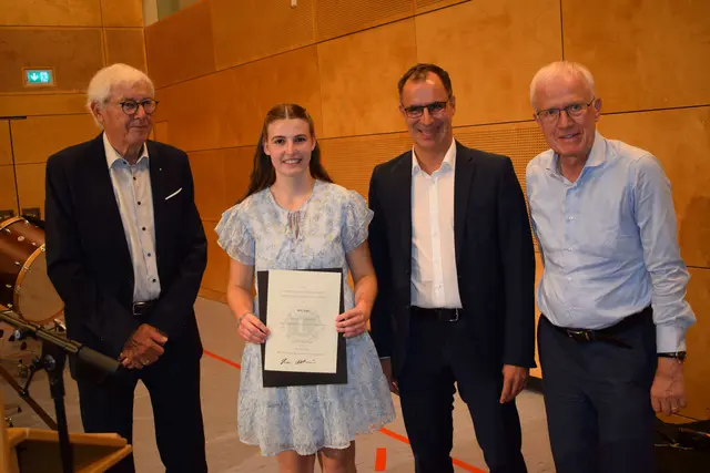 Preisträgerin vom Jugendkulturförderpreis 2026 des Lions Clubs Singen-Hegau war Sofia Jäger. Im Bild von links nach rechts Laudator Otto Ruch die Preisträgerin Sofia Jäger, Lions-Präsident Oliver Maier und der Vorsitzende vom Förderverein Pius Netzhammer.  | Foto: Achim Holzmann