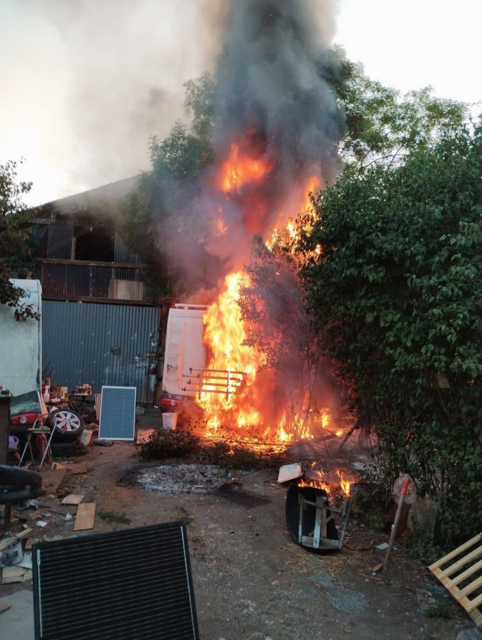 Bei dem Brand auf dem Schopflocherhof geriet auch ein Wohnmobil in Brand. | Foto: FFW Engen/Facebook